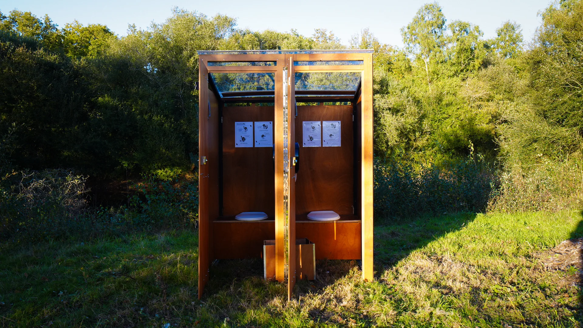 Duo de cabines sèches disposées sur site pour accueillir le public